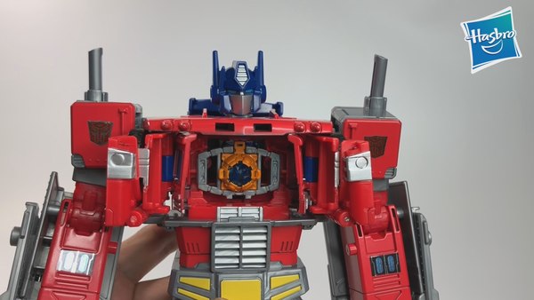Power Of The Primes Leader Class Optimus Video Gives Detailed In Hand Look With Screencaps 46 (46 of 49)